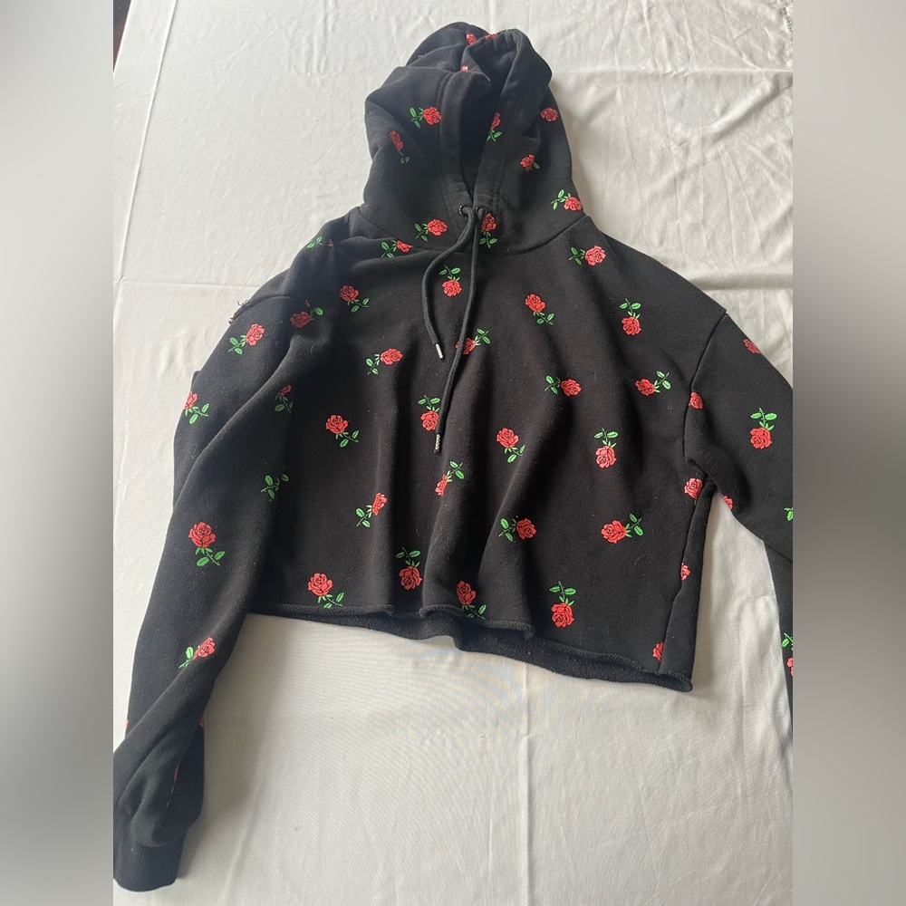 Forever 21 Medium Crop Hooded Sweatshirt Hoodie Roses Black